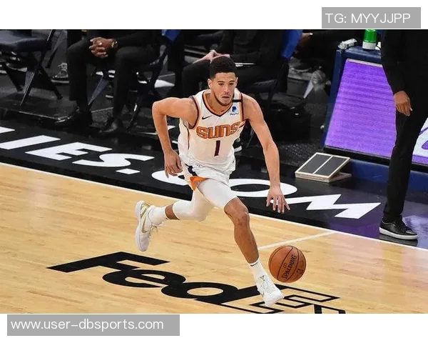 布克半场表现出色11投5中斩获17分4助攻三分球命中率高达667